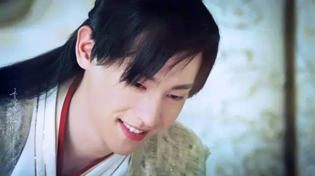 经纪人公钰涵就是新丽高层,作为副导演,负责过《庆余年》《如懿传》