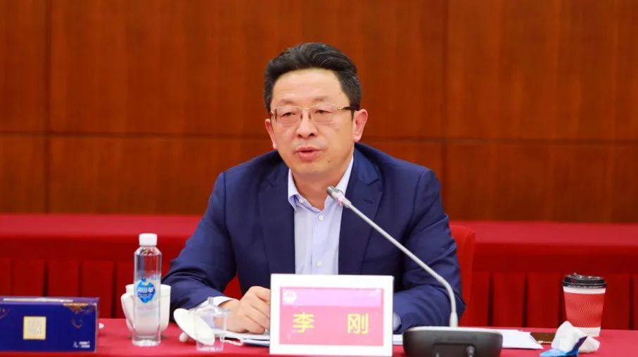 会上,董学华检察长简要介绍了"四大检察""十大业务",并与代表,委员