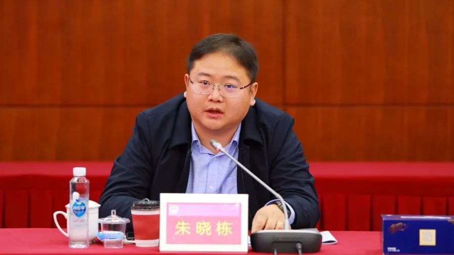 会上,董学华检察长简要介绍了"四大检察""十大业务",并与代表,委员