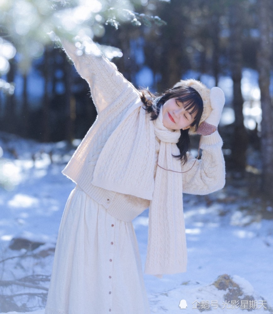 雪地里的俏皮可爱纯情美女唯美艺术图片摄影写真