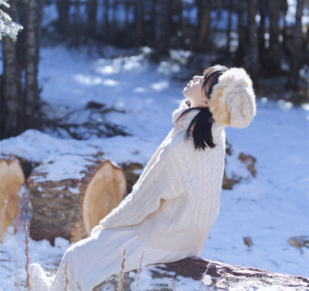 雪地里的俏皮可爱纯情美女唯美艺术图片摄影写真