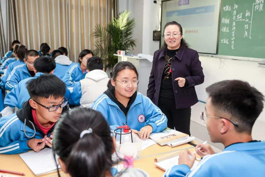 清华女博士放弃高薪去深圳中学当老师是大材小用还是学以致用