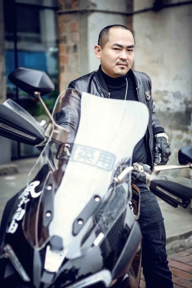 周明是怎么成为"明哥"的?