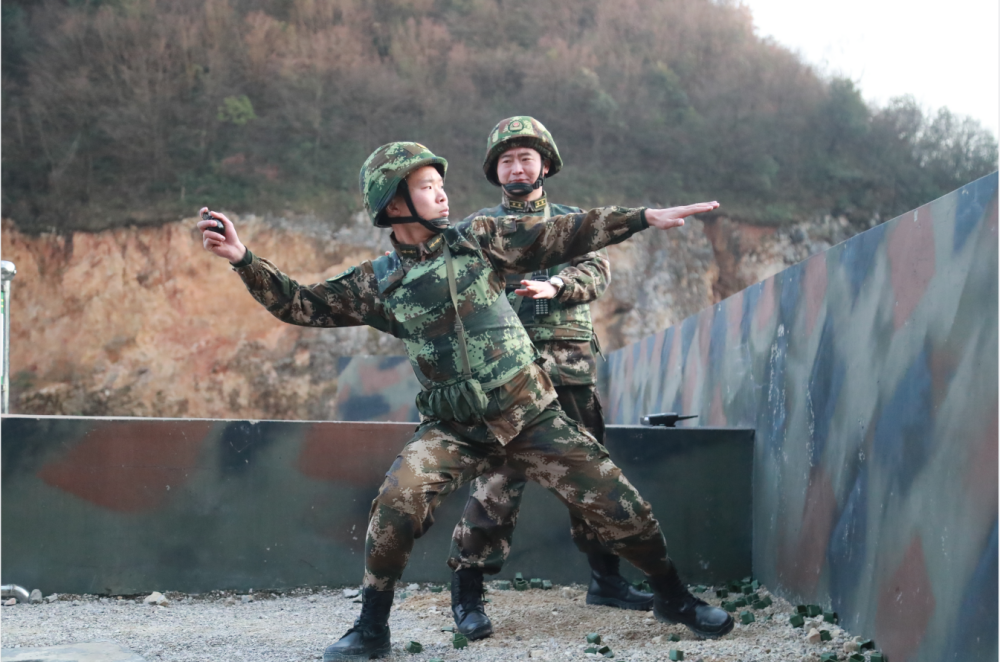 由于手榴弹实弹投掷训练危险系数高,为确保整个实弹投掷全程安全有序