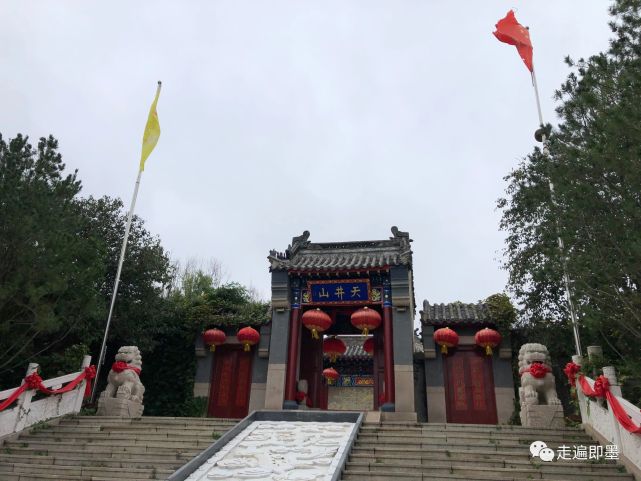 公布的即墨159处文物保护点中,龙王庙遗迹仅还有一座——天井山龙王庙