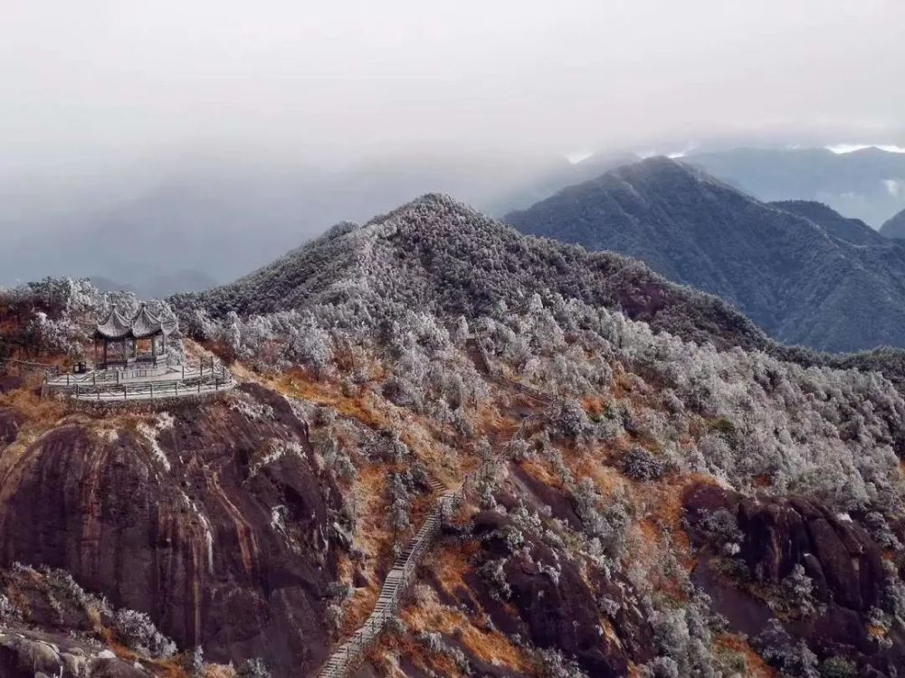 茫茫的童话世界终年云雾缠绕似人间仙境的披云山披云山快一起来欣赏下