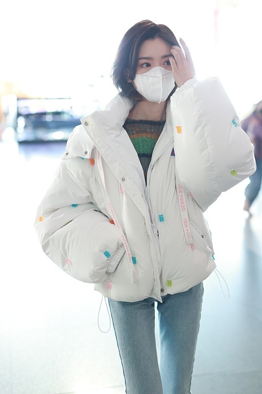 毛晓彤也在认真过冬,白色棉服配毛衣,这才是冬日的正确打开方式