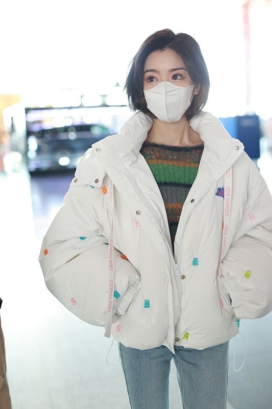 毛晓彤也在认真过冬,白色棉服配毛衣,这才是冬日的正确打开方式