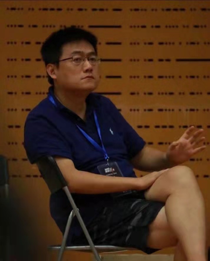 宋亚轩不敢上高舞台老板李飞听了立马安慰说出的话太暖心