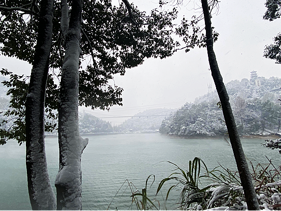 长沙迎来冬季初雪,石燕湖上演冬日绝美雪景大片!