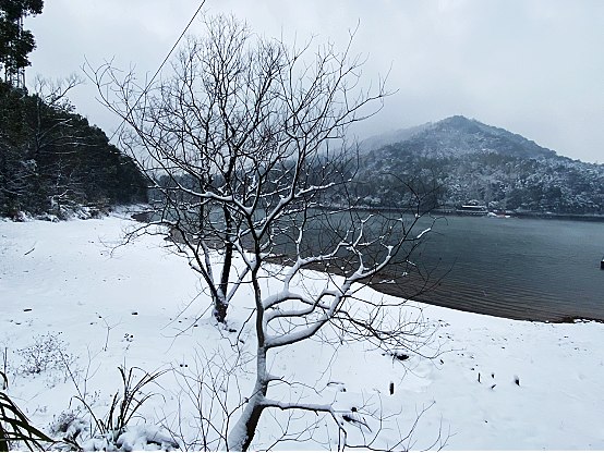 长沙迎来冬季初雪,石燕湖上演冬日绝美雪景大片!