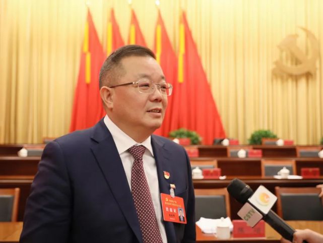 心怀梦想勇毅前行新当选的县委书记潘晓辉接受媒体采访