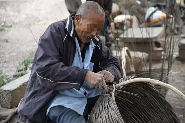 好在前两年,村里的低保给了李大爷,才让他的