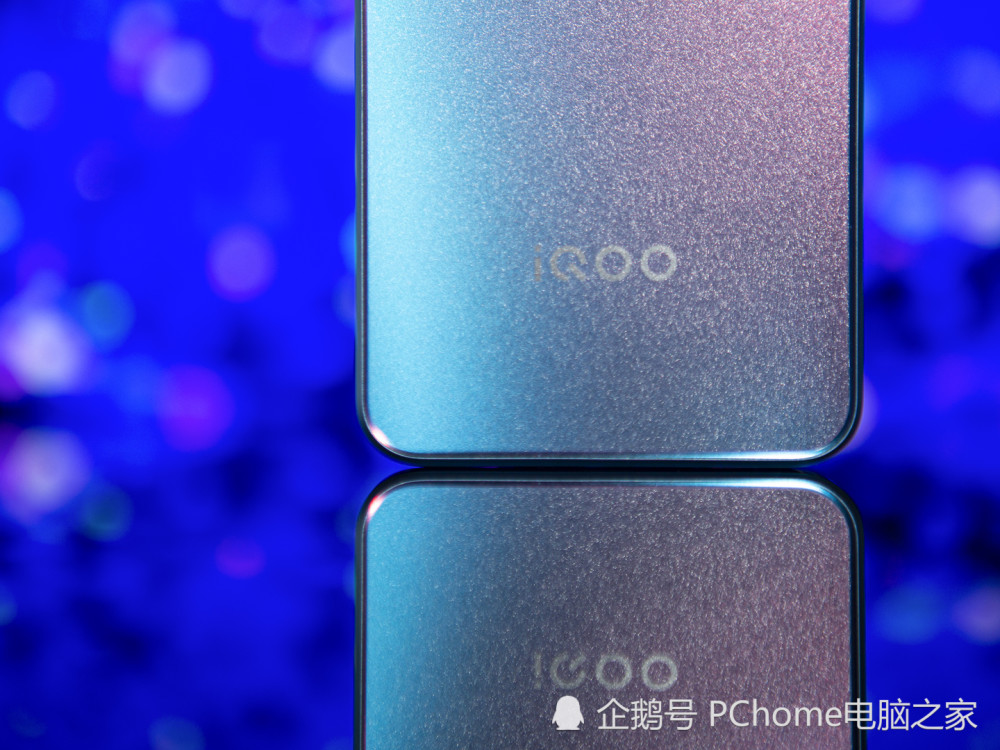 iqoou5幻蓝配色图赏颜值超高的性能小钢炮