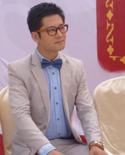 30岁从银行辞职干群演靠电视选秀被尤小刚发现如今家喻户晓