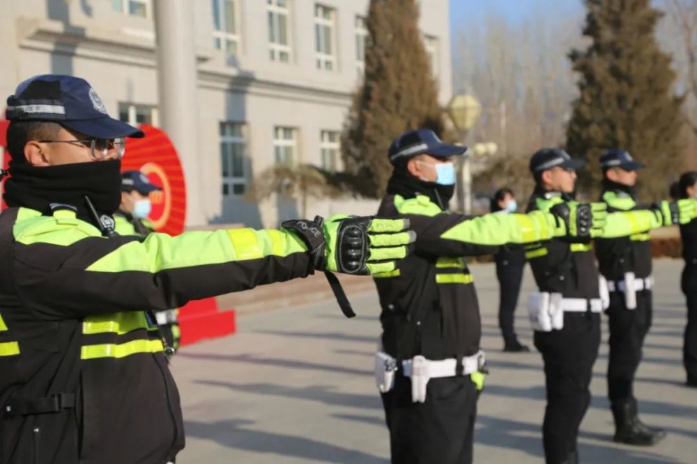 敬禮及示意車輛停止,直行,左轉彎,右轉彎,減速慢行等常用交通手勢,力