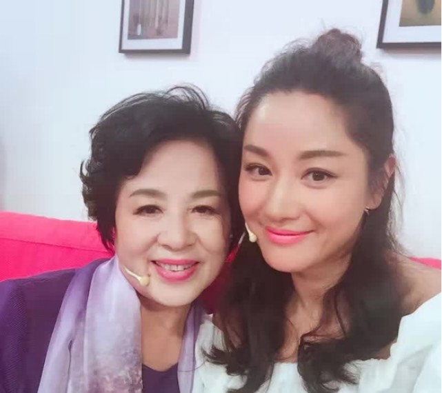 瞿颖的母亲丁家珍女儿50岁仍未婚单身母亲为其担心为其心痛