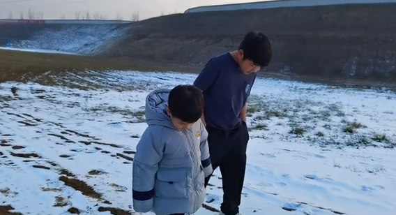 黄圣依儿子在自家豪华雪场畅玩!穿短袖不怕冷,抱弟弟被人拖着走_腾讯