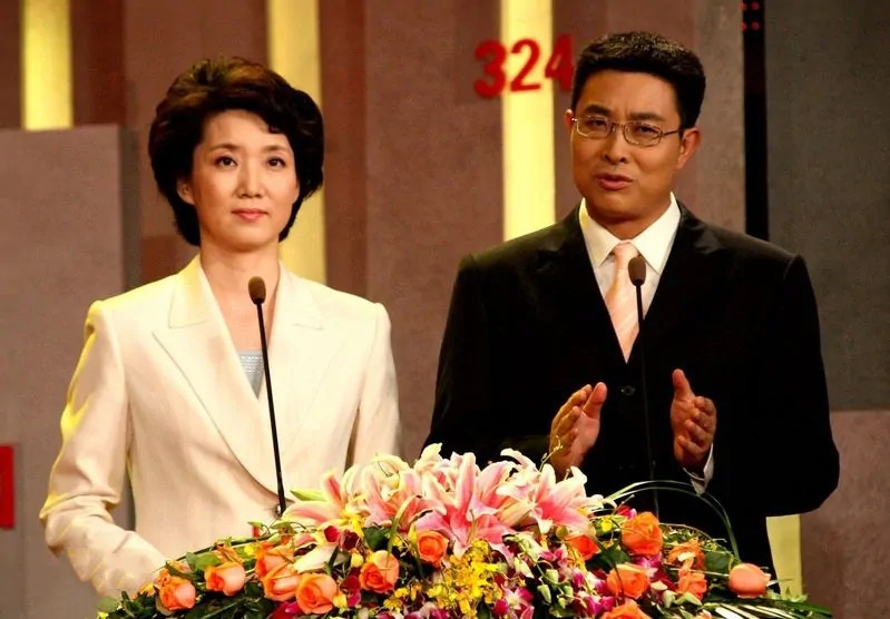 央视主播李修平有过一次婚姻42岁再婚也幸福58岁没孩子