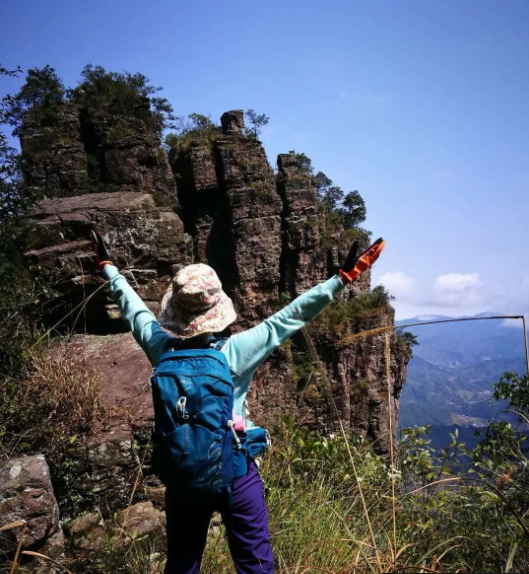 氣勢磅礴,近看怪石凌空,鬼斧神工,如猛虎下山,萬馬奔騰,山峰青松挺拔