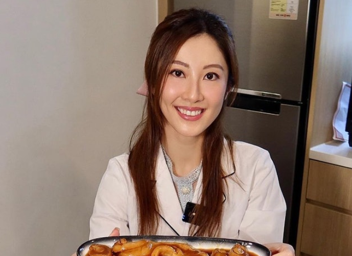 又一港姐嫁富豪33岁谢芷伦戴满金器显贵气老公身材健硕很帅气