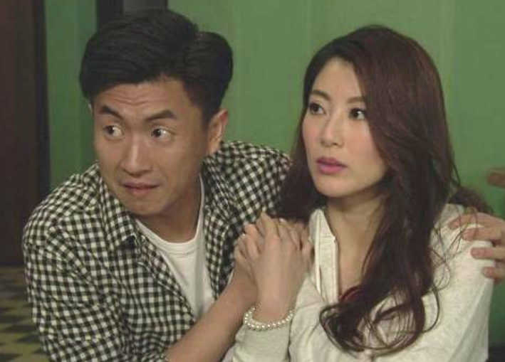 又一港姐嫁富豪33岁谢芷伦戴满金器显贵气老公身材健硕很帅气