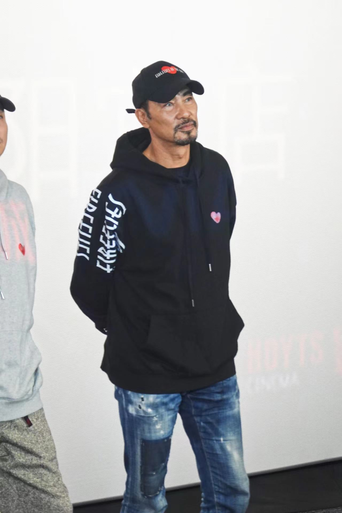 晒黑减重染胡子66岁的任达华还是这么拼