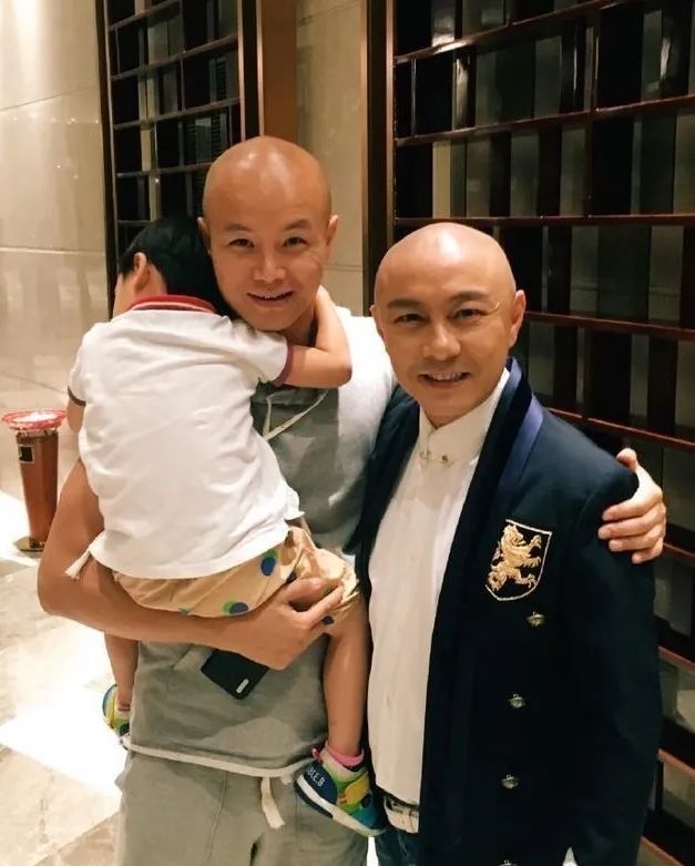 当惠若琪和张卫健同框,在巨大的身高差下,张卫健被衬托得特别小一只