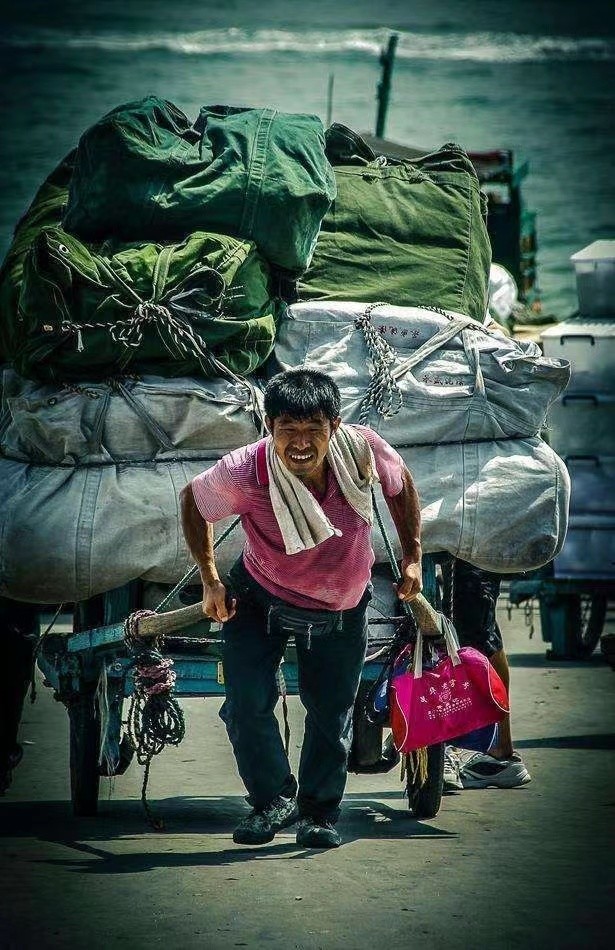 我们都在用力地活着