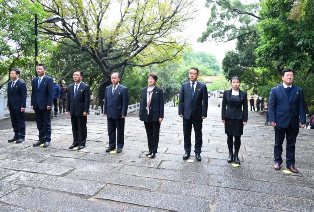 北山烈士陵園內,松柏蒼翠挺拔,烈士紀念碑巍然聳立,氣氛莊嚴肅穆.