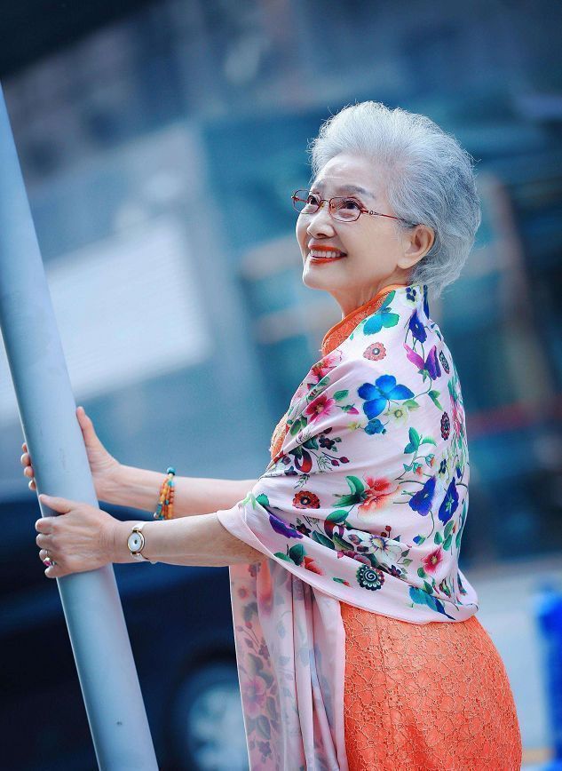被91岁的神仙奶奶惊艳到了精致的发型得体穿搭状态也太好了吧