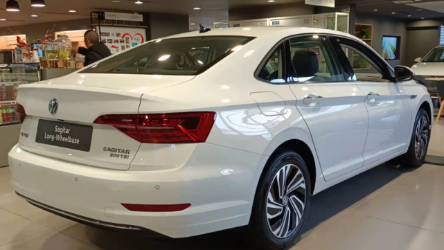 一汽大众"速腾"飞跃版亮相!或售13.35万,气场远超帕萨特