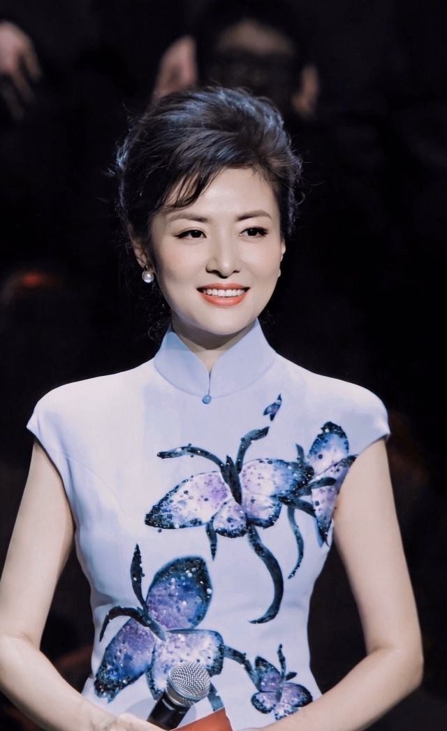 主持人周涛在山庄度假,美到不似53岁的人,接班人张蕾评论点赞