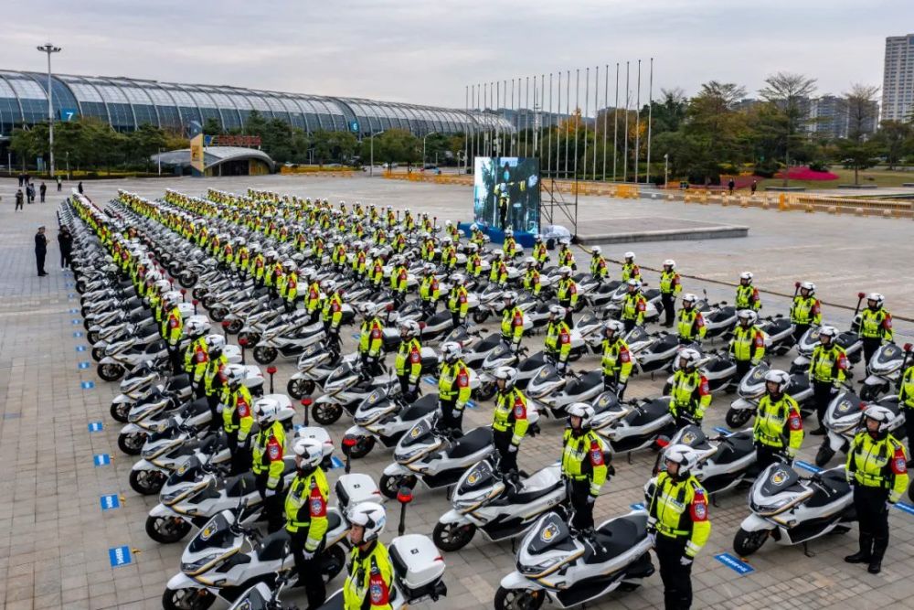 福州公安交警铁骑天团集体亮相福州街头