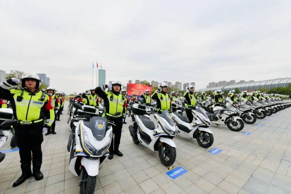 福州公安交警铁骑天团集体亮相福州街头