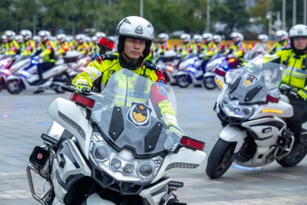 福州公安交警铁骑天团集体亮相福州街头