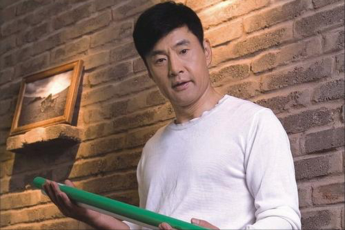 作家刘同在《向着光亮那方》一书里写道:"过不去的事要过去,放不下的