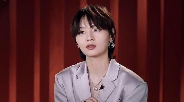 那英有多维护周笔畅不满周笔畅vocal垫底接过奖杯给周笔畅