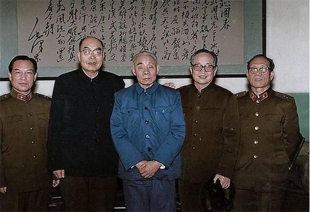 中将吴信泉对妻子一见钟情,婚后生12子女,总理戏称航空母舰