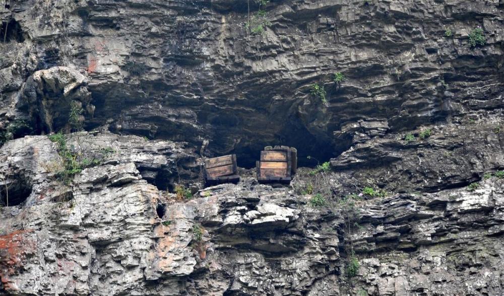 贵州发现水上苗王墓巨蛇盘旋无人敢靠近专家为探寻舍命爬上山顶