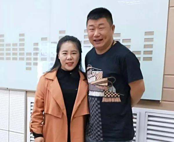 本来赵本山安排了其他女弟子与董三毛搭档,可是他老婆刘丹就像他的