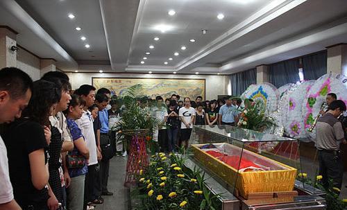 当众杀人,物证,人证具在,再加上邹鸿成有过犯罪前科,这次他父亲再想保