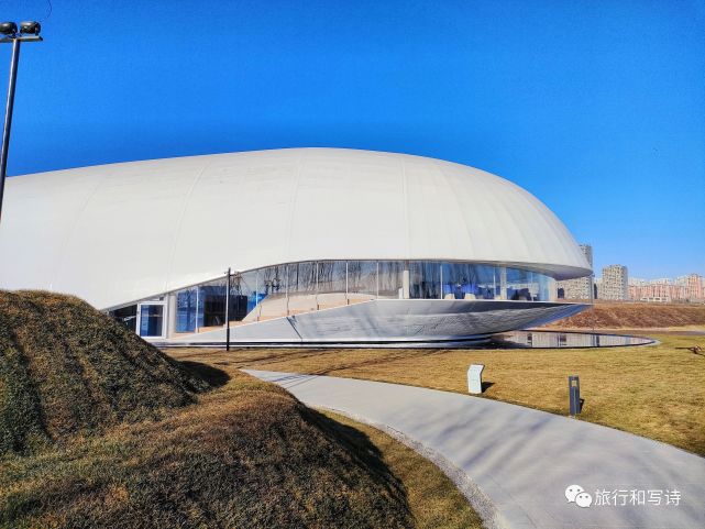 沿着泉水河一路向下游走,远远的就能看见一座白色的鲸鱼建筑,我们要去