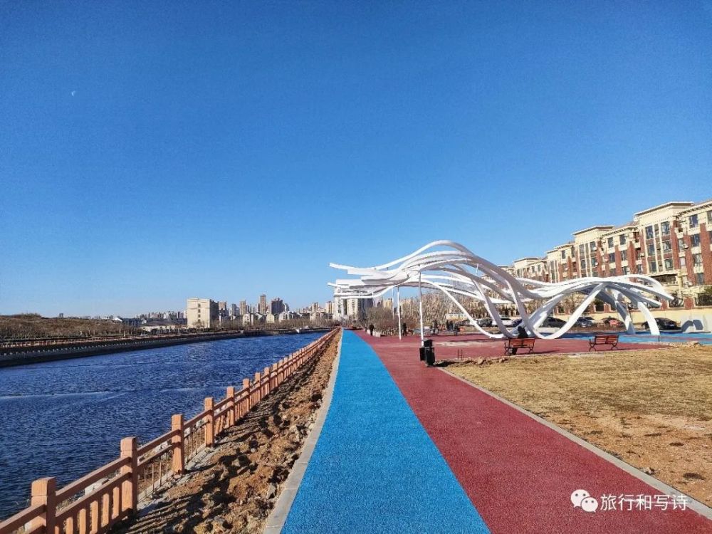 附近有一些亲子乐园和泉水河,清澈的河水静静流过,新建的泉水河公园