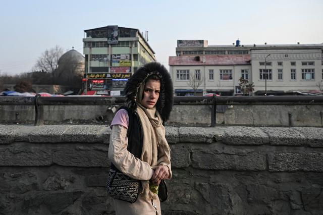 12月27日,一名年轻人走在阿富汗喀布尔街头.