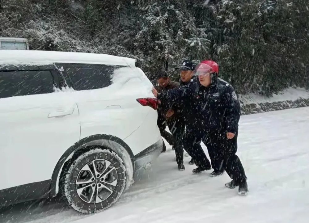 雪天路滑小心駕駛 還好有警~12月26日上午9時至12時許,漫天風雪