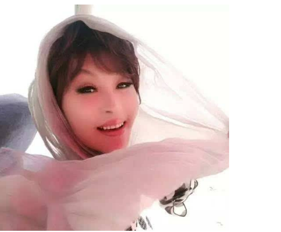 随着时光流逝,樊丽君变得越来越美了,曾经的护肤品由雪花霜变成了蜂蜜