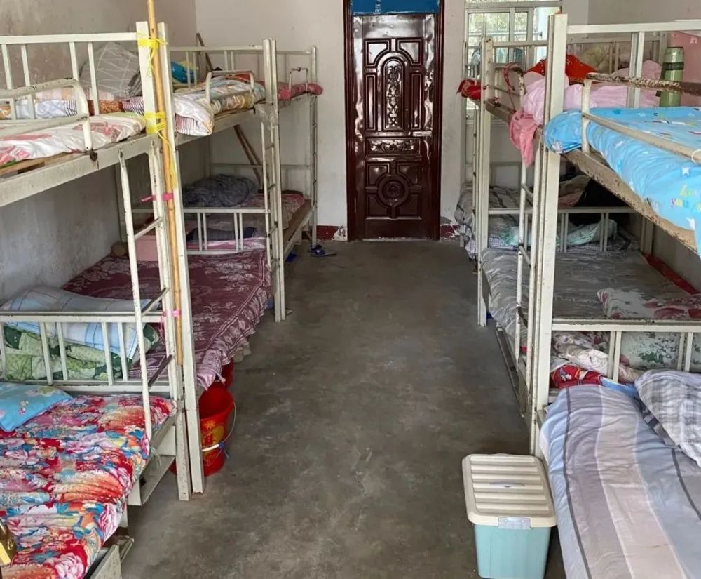 (湖北麻城市院子小学的学生宿舍)从硙子坝小学及其它一些优秀乡村学校