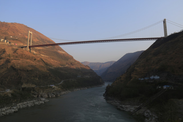 灘大橋2月雲南巧家的金沙江白鶴灘大橋,那時白鶴灘水庫還未開始蓄水:1