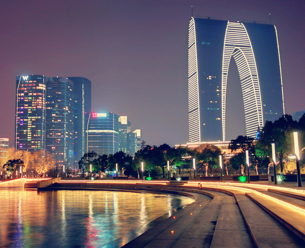 苏州一知名建筑建于市区核心地段高度有近300米造型像裤子